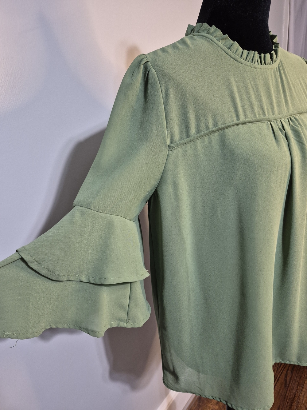 Monteau Sage Green Ruffle Neck Bell Sleeve Blouse Size Large - Picture 3 of 6